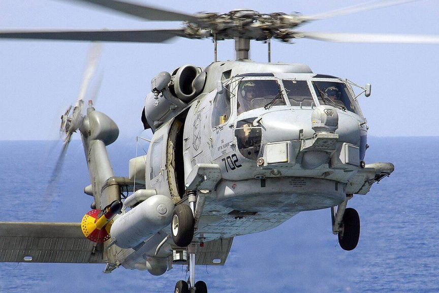 美军两架飞机坠海